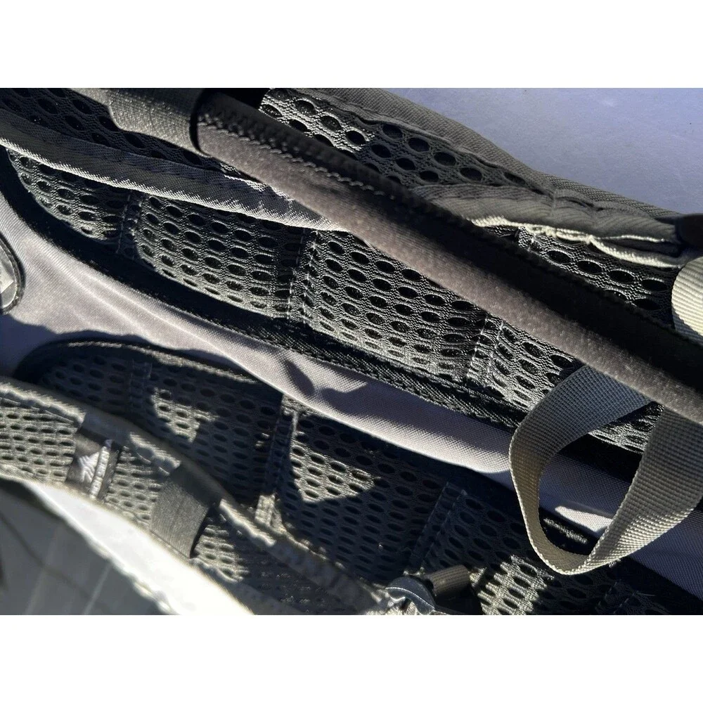 High Sierra Hydration Pack 2 L Organizer Pocket Tuck Away Belt & Sport Flap NEW